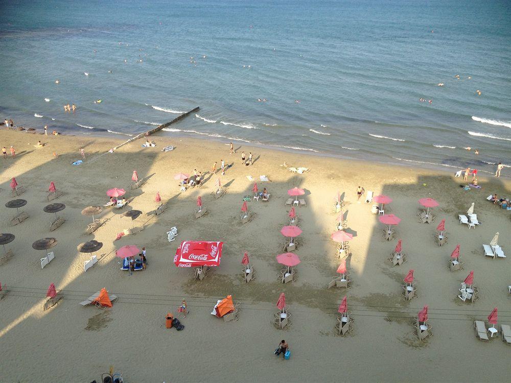 Mackenzie Beach Hotel Larnaka Exterior foto