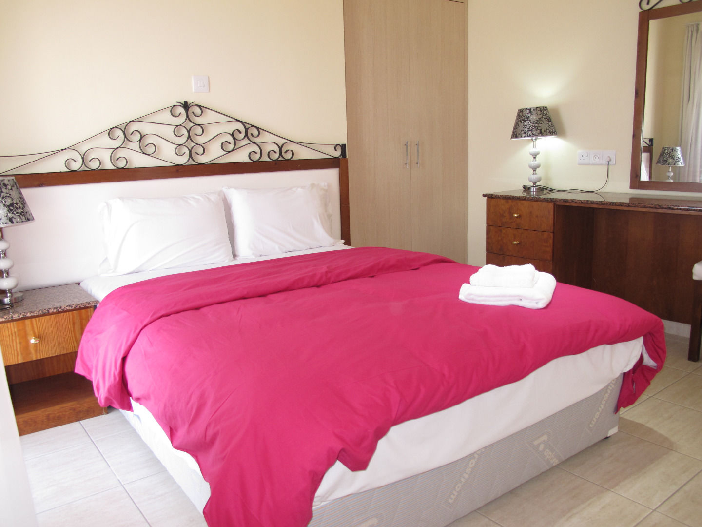 Mackenzie Beach Hotel Larnaka Zimmer foto