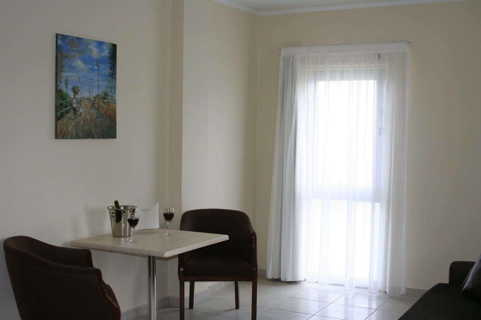 Mackenzie Beach Hotel Larnaka Zimmer foto