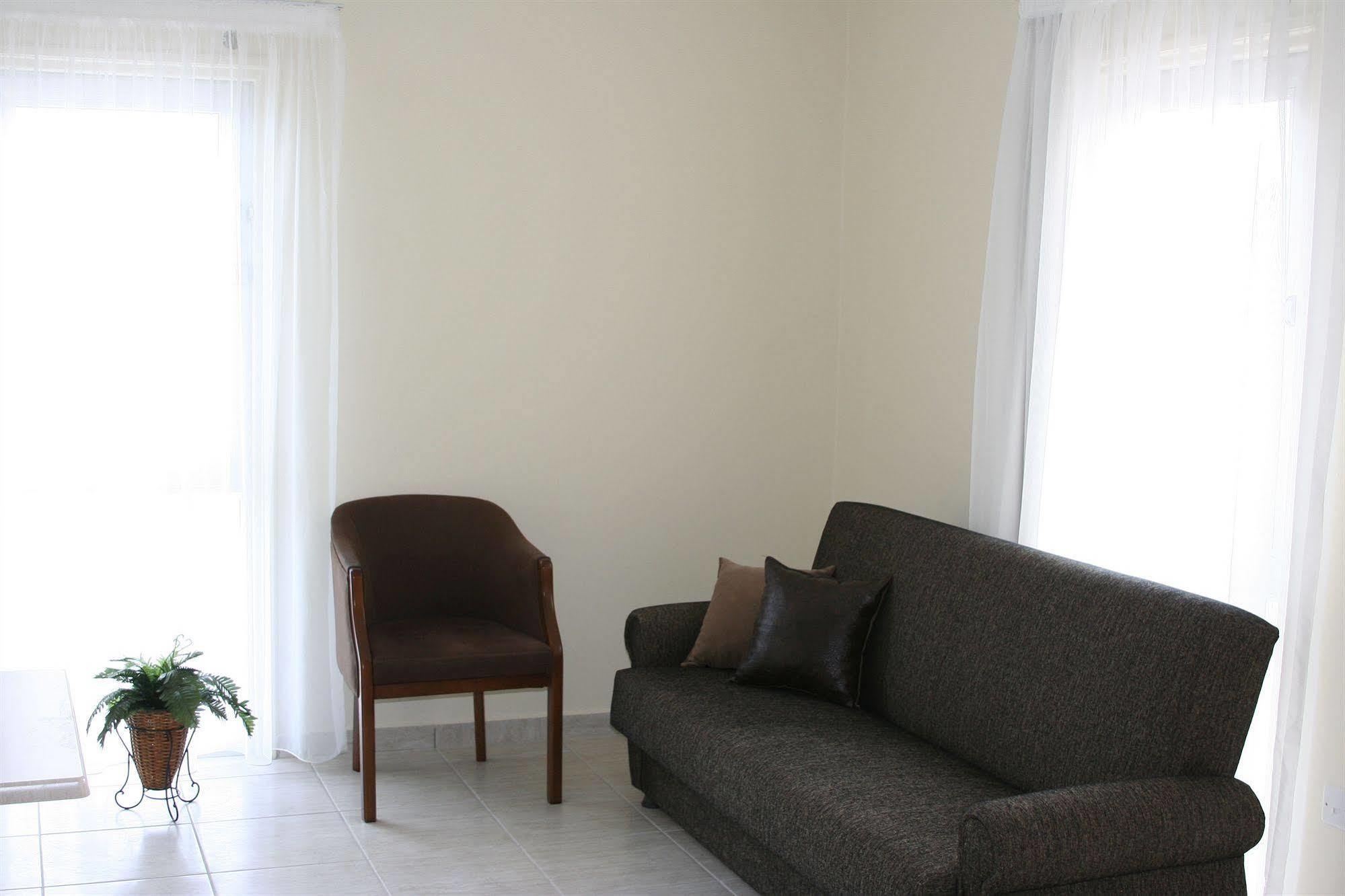 Mackenzie Beach Hotel Larnaka Zimmer foto