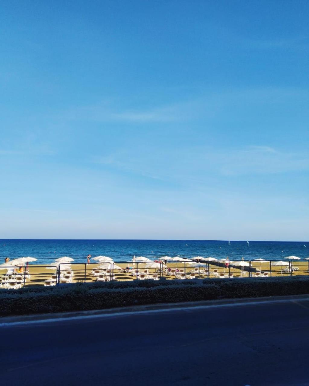 Mackenzie Beach Hotel Larnaka Exterior foto