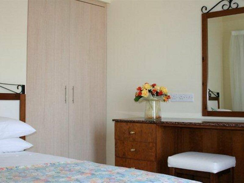 Mackenzie Beach Hotel Larnaka Zimmer foto